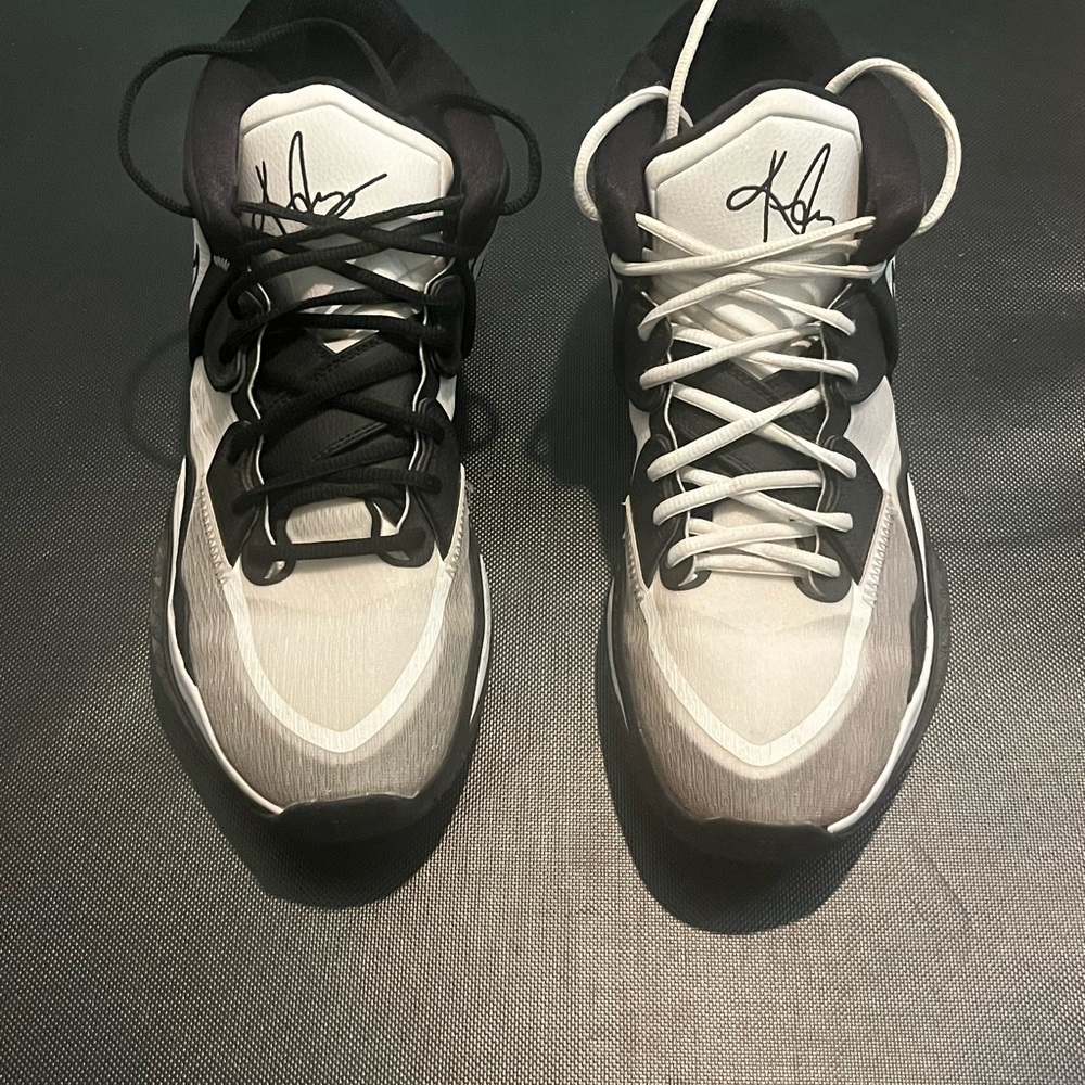 Kyrie Nike Black and White Men's basketball shoes